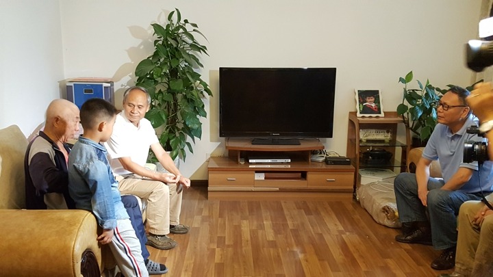 云南省总工会主席张百如到云南太阳集团城网站2018集团难题职工家里送温暖