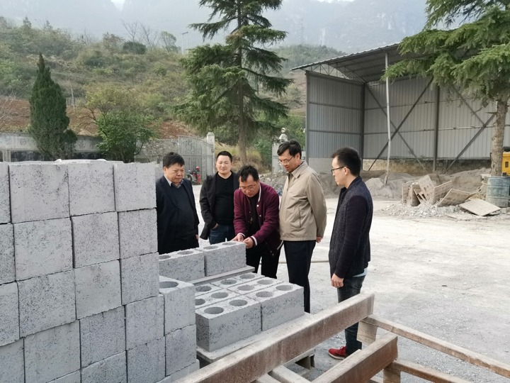 集团党委副书记、、、总司理高建嵩一行到扶贫联系点调研脱贫攻坚事情