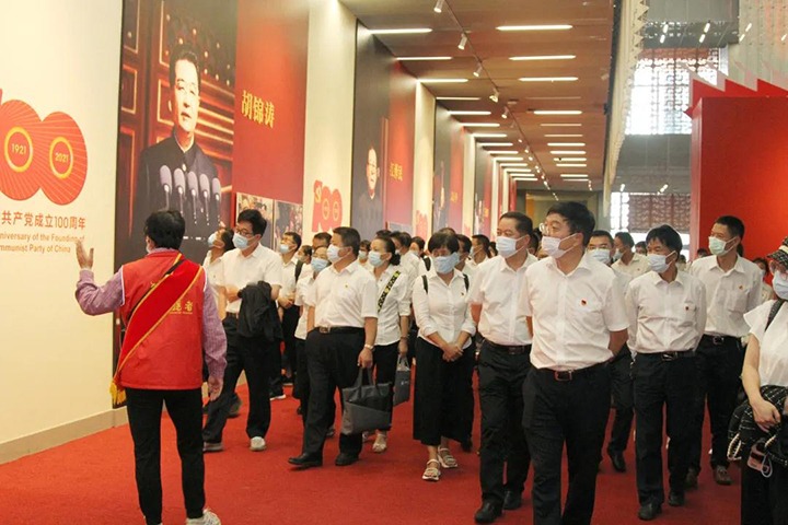 云煤（太阳集团城网站2018）集团党委组织宽大干部职工旅行云南省庆祝中国共产党建设100周年成绩展