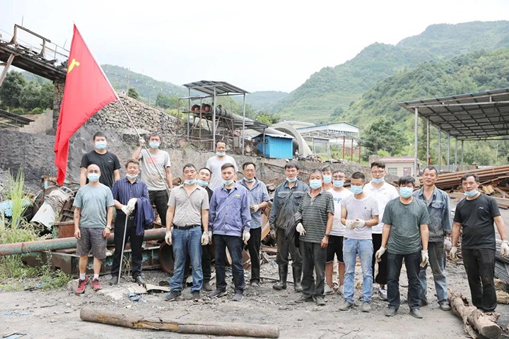 团结煤业开展“分拣钢材、、、修旧利废、、、降本增效”主题党日活动