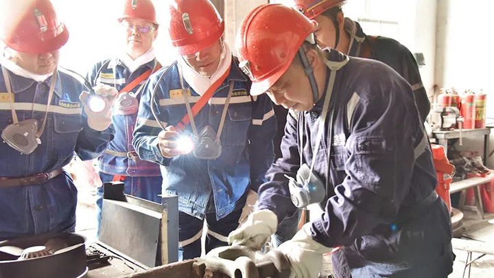 云南煤矿清静监察局党组书记、、、局长贺德安率队赴恩洪煤矿开展清静生产督导