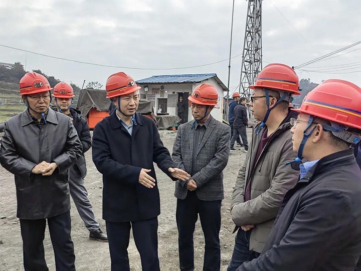 罗平县县委副书记、、县长王玮一行到云南东源罗平东城煤矿有限公司调研指导