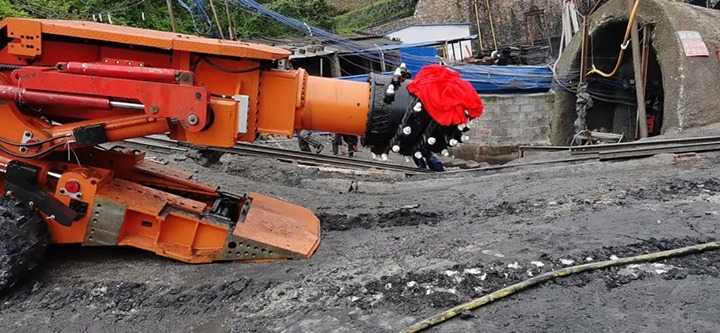 【简讯】金城煤矿EBZ230型综掘机投入使用、、中化云南地勘院开展“送纪律进项目”活动、、云煤矿业开展清静生产月暨主题党日活动