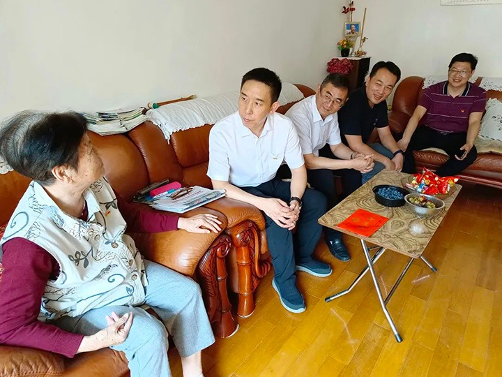 走访慰问老党员　不忘初心送眷注——云煤（太阳集团城网站2018）集团党委副书记、、、工会主席王鑫到老干党总支开展“七一”慰问活动