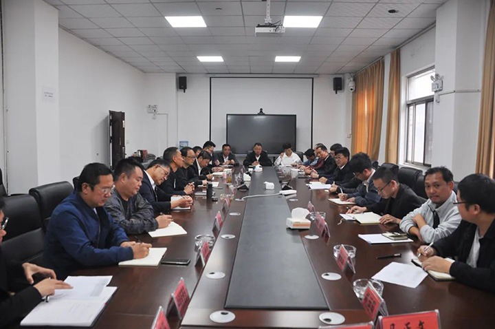 集团党委委员、、、副总司理、、、总工程师施从伟到陆东煤矿公司调研督导清静生产事情