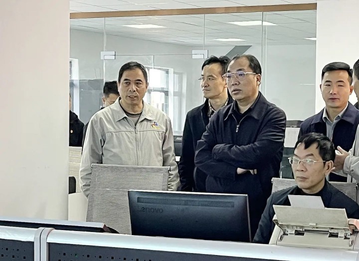 云南省能源局局长卢文祥到镇雄煤业调研指导清静生产及电煤保供事情