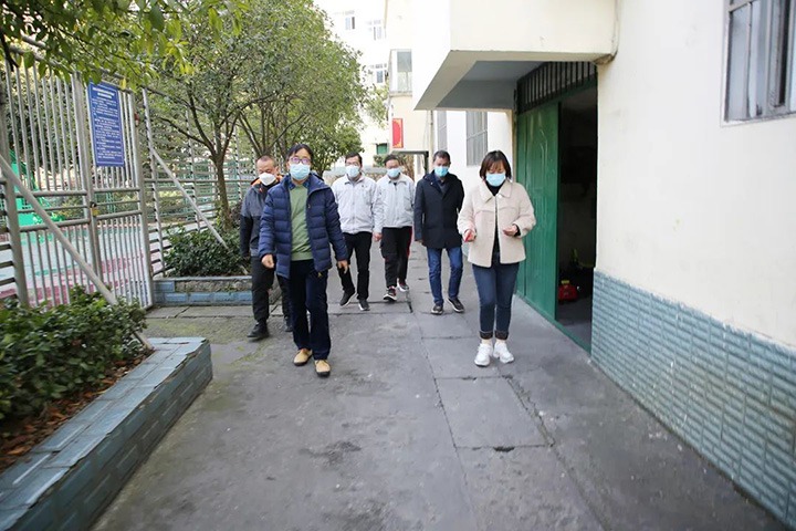 云煤（太阳集团城网站2018）集团党委委员、、、副总司理施从伟到镇雄煤业公司开展元旦、、、春节送温暖走访慰问活动