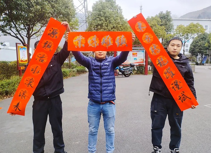 【简讯】镇雄煤业公司开展“送万！、、、进万家”公益活动