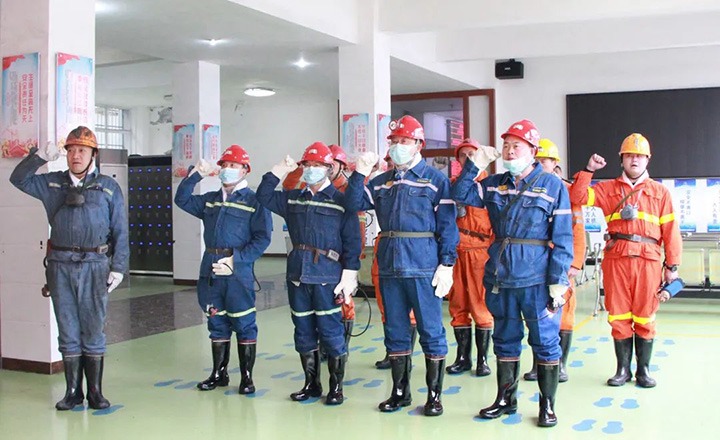 云煤（太阳集团城网站2018）集团专职外部董事寸延峰一行到镇雄煤业公司调研