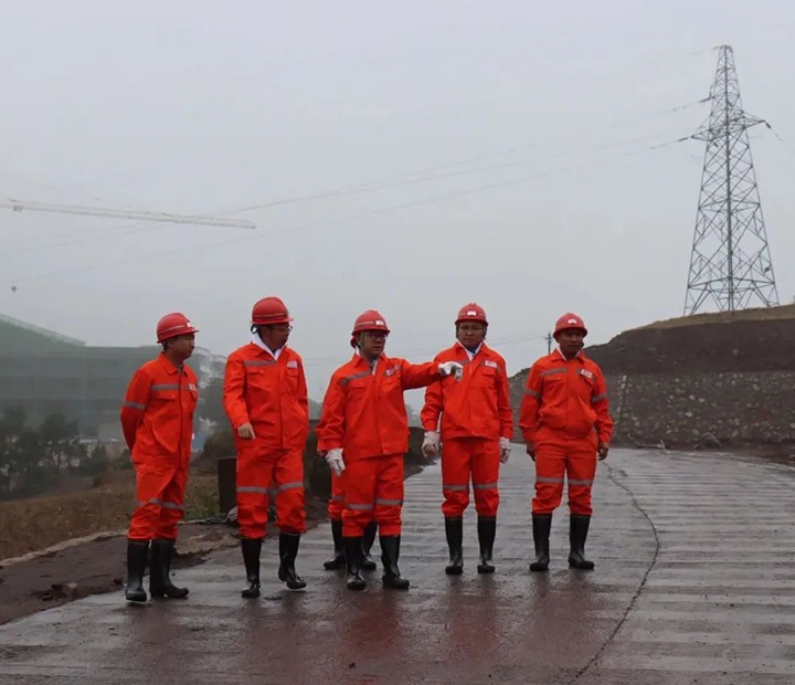 【主题教育】云煤（太阳集团城网站2018）集团党委委员、、、副总司理施从伟到罗平东城煤矿公司开展主题教育调研