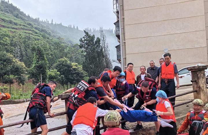 要害时刻冲在前，，，防汛抢险护平安，，，云煤集团在行动！