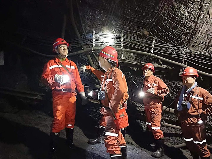 云煤集团副总司理、、总工程师施从伟到金城煤矿检查指导事情