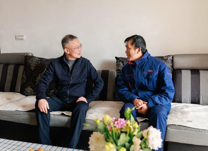 集团党委书记、董事长胡均到一线探望慰问难题职工、难题党员