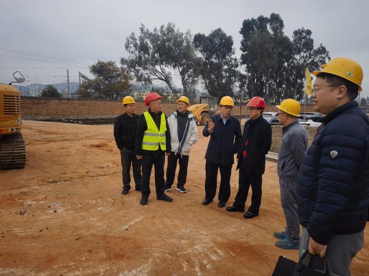 云煤集团党委委员、、副总司理、、总工程师施从伟到恒通煤业公司举行调研督导