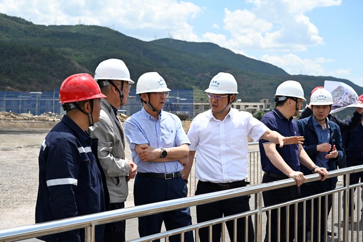 集团党委副书记、副董事长、总司理高建嵩一行到先锋煤业检查清静生产事情