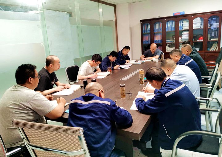 煤矿“夜课堂”：：：值班间隙一小时，，人人都是清静讲师！！