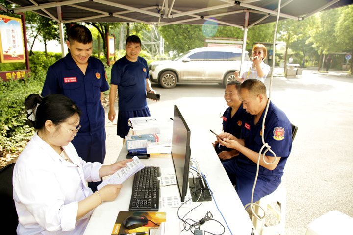 以热血为灯，，照亮生命之路——镇雄煤业爱心献血活动暖心落幕