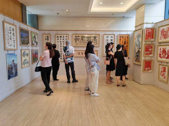 云煤集团纪委：：：翰墨绘清风 光影映廉心 以艺术之韵厚植清廉文化基本