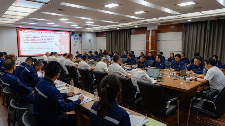 云煤集团党委副书记、工会主席王鑫到解化分公司挂联氨加工厂党支部教学专题党课