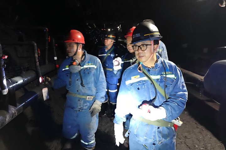 云煤集团党委委员、、、副总司理、、、总工程师施从伟一行到镇雄煤业调研指导清静生产事情