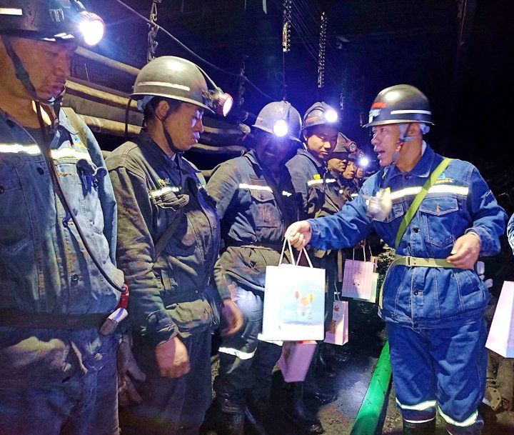 “伞”亮夏日，“杯”暖人心——镇雄煤业工会开展夏送清凉活动