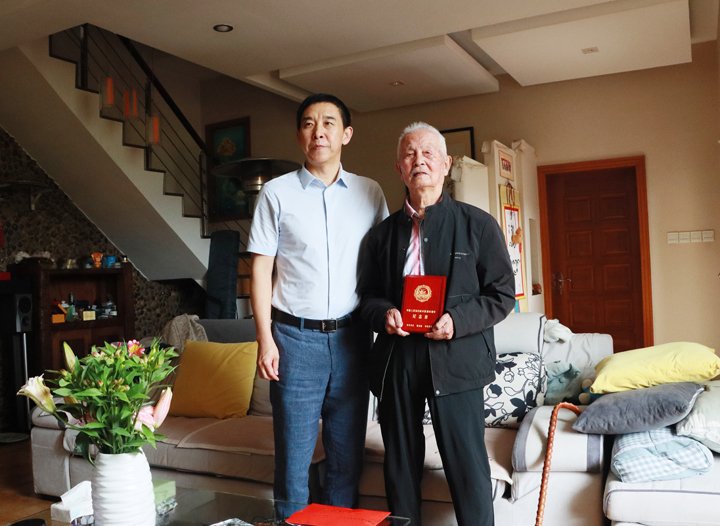 云煤集团为抗战老兵发放“中国人民抗日战争胜利80周年岁念章”